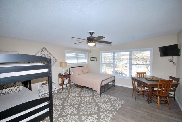 125 W Wallace ST, Gonzales, TX 78629