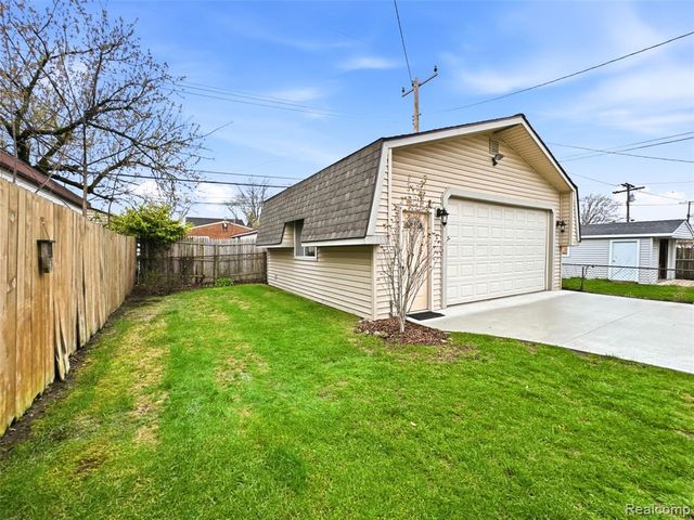 133 N Bywood Avenue, Clawson, MI 48017