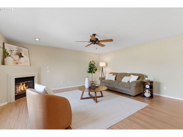 671 MARY Dr, Molalla, OR 97038