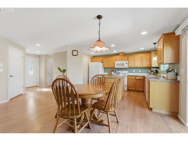 671 MARY Dr, Molalla, OR 97038