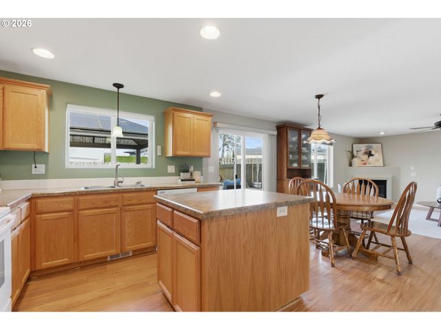 671 MARY Dr, Molalla, OR 97038