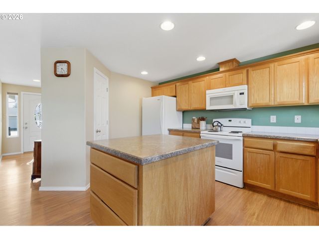 671 MARY Dr, Molalla, OR 97038