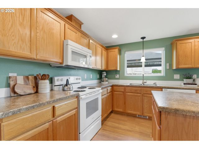 671 MARY Dr, Molalla, OR 97038