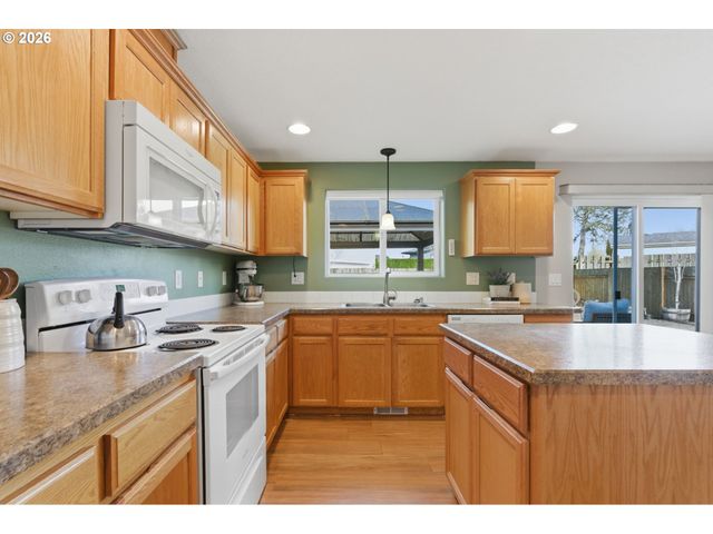 671 MARY Dr, Molalla, OR 97038