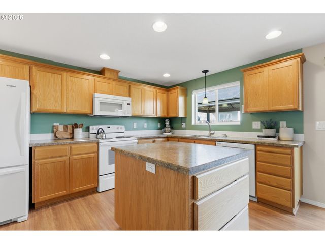 671 MARY Dr, Molalla, OR 97038