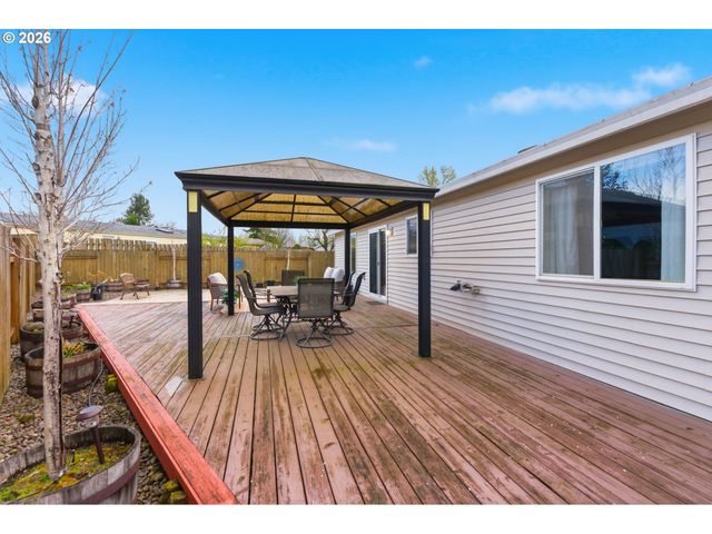 671 MARY Dr, Molalla, OR 97038