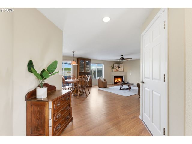 671 MARY Dr, Molalla, OR 97038