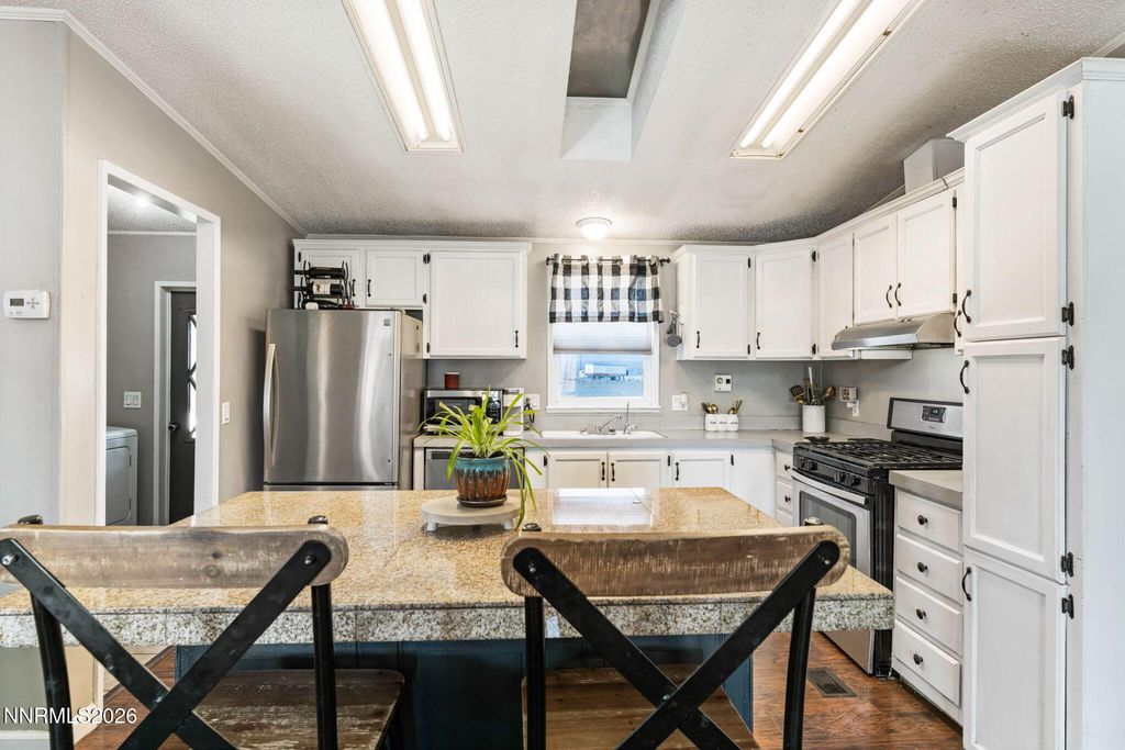 Image 11 of property listing at 25 N Bybee Lane, Yerington, NV 89447