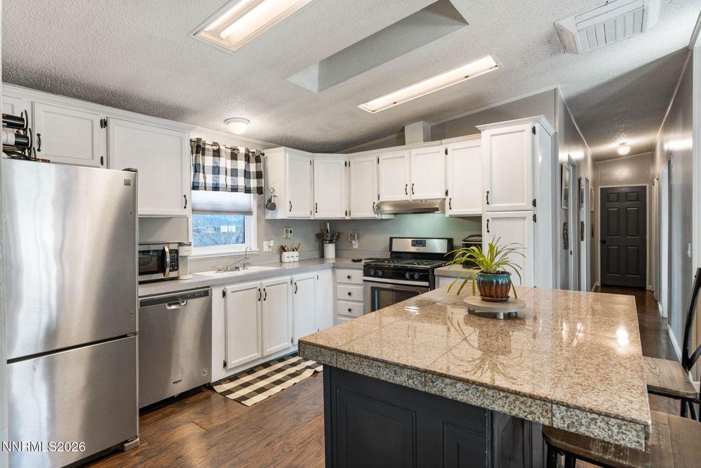 Image 12 of property listing at 25 N Bybee Lane, Yerington, NV 89447