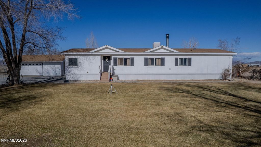 Image 3 of property listing at 25 N Bybee Lane, Yerington, NV 89447