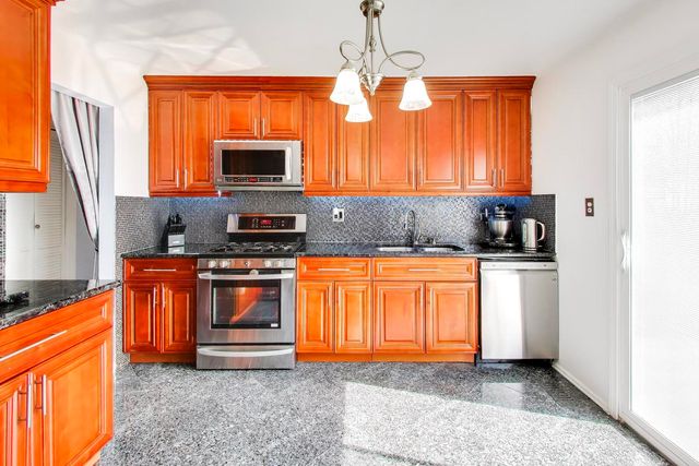 2215 S BRADFORD Drive, Wheaton, IL 60189