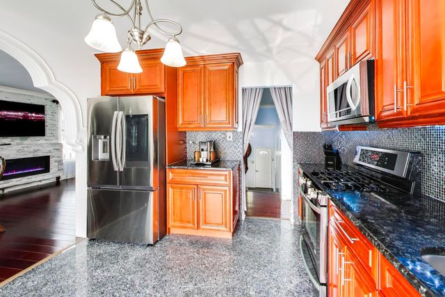 2215 S BRADFORD Drive, Wheaton, IL 60189