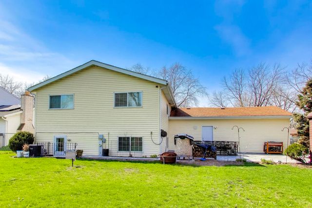 2215 S BRADFORD Drive, Wheaton, IL 60189