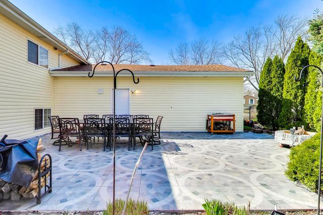2215 S BRADFORD Drive, Wheaton, IL 60189