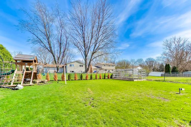 2215 S BRADFORD Drive, Wheaton, IL 60189
