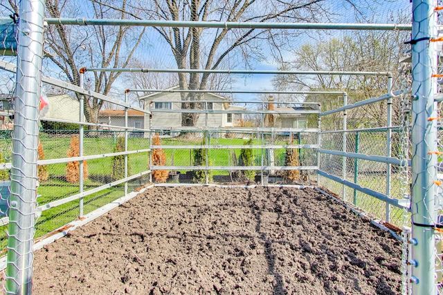 2215 S BRADFORD Drive, Wheaton, IL 60189