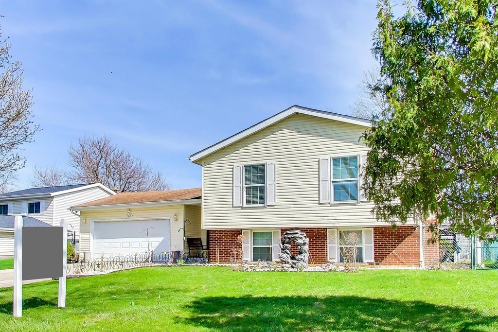 2215 S BRADFORD Drive, Wheaton, IL 60189