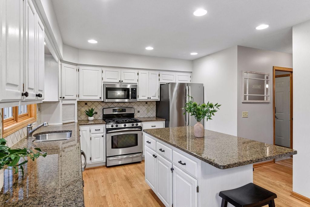 26145 Oak Leaf Trail, Shorewood, MN 55331 — photo 4