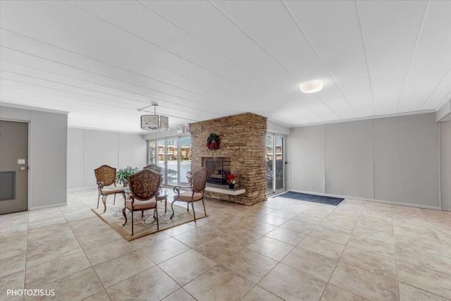 100 Deborah Lane 16A, Wheeling, IL 60090