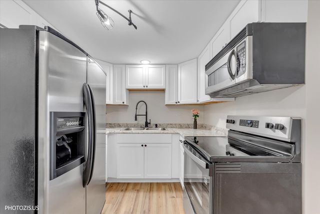 100 Deborah Lane 16A, Wheeling, IL 60090