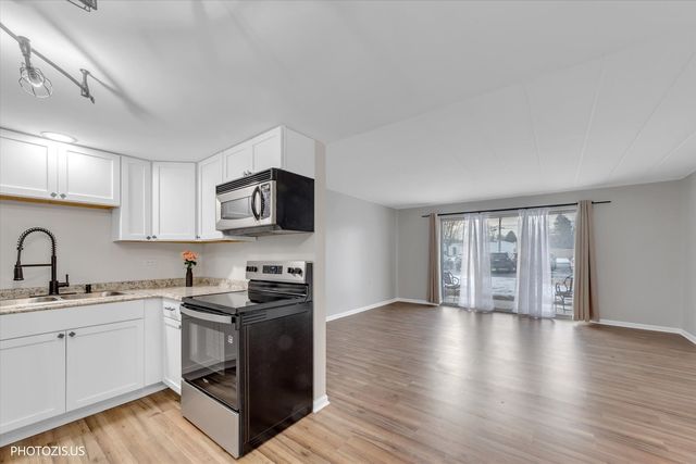 100 Deborah Lane 16A, Wheeling, IL 60090