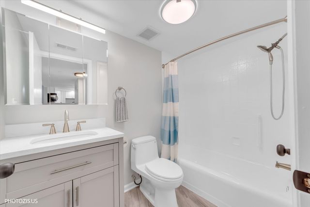 100 Deborah Lane 16A, Wheeling, IL 60090