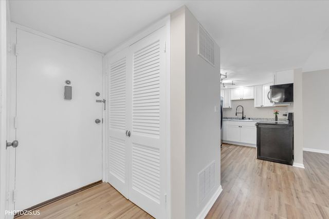 100 Deborah Lane 16A, Wheeling, IL 60090