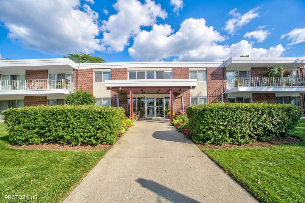 100 Deborah Lane 16A, Wheeling, IL 60090