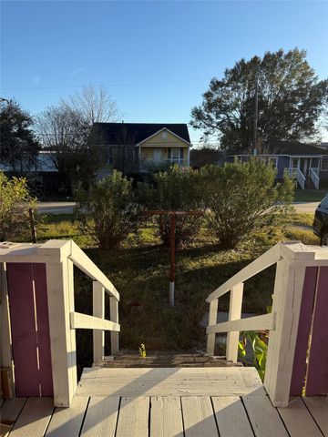 95 W 8th Street, Kemah, TX 77565