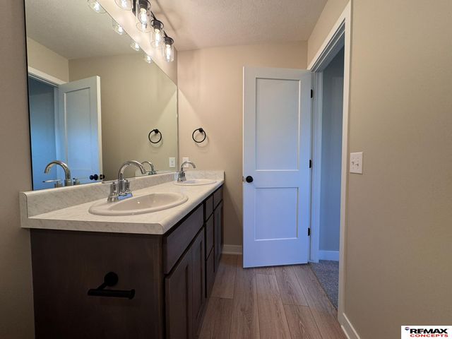 4324 Woodside Village Drive, Lincoln, NE 68528