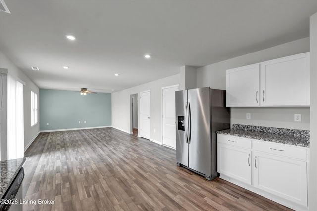 1061 Shady Brook Ln, Louisville, KY 40229