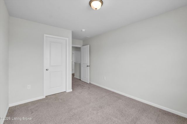 1061 Shady Brook Ln, Louisville, KY 40229