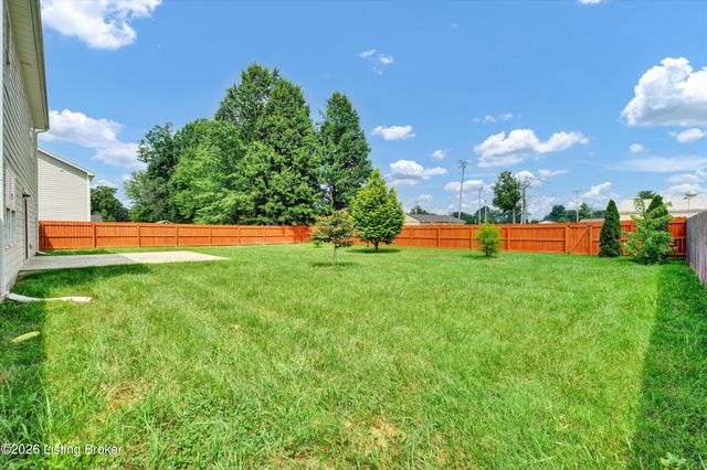 1061 Shady Brook Ln, Louisville, KY 40229