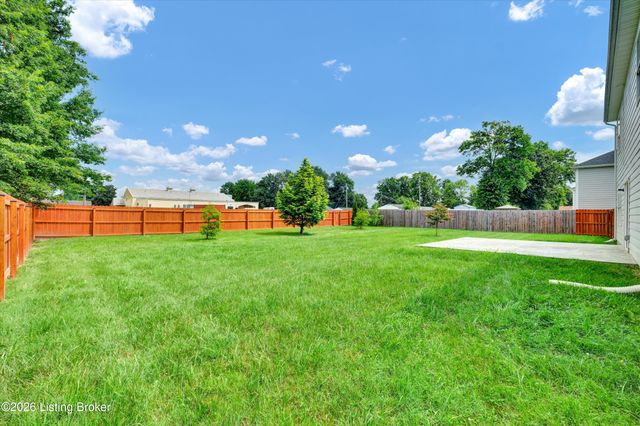 1061 Shady Brook Ln, Louisville, KY 40229