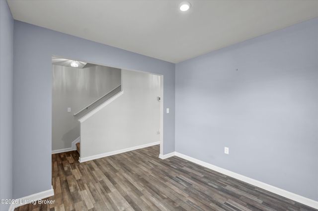 1061 Shady Brook Ln, Louisville, KY 40229
