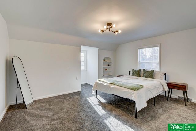 2002 N 55 Street, Omaha, NE 68104