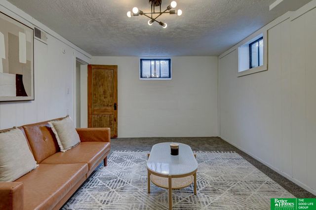 2002 N 55 Street, Omaha, NE 68104