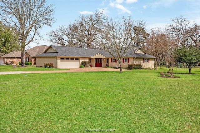 52 Golfview Drive, Hilltop Lakes, TX 77871