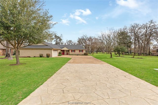 52 Golfview Drive, Hilltop Lakes, TX 77871