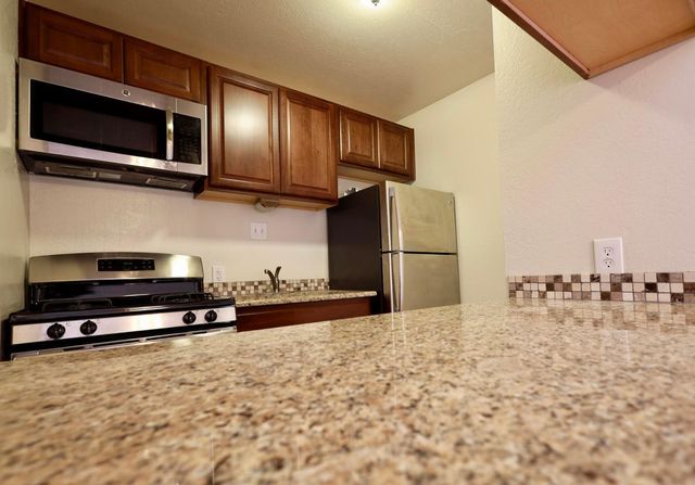 1025 Valencia Drive SE APT 10, Albuquerque, NM 87108