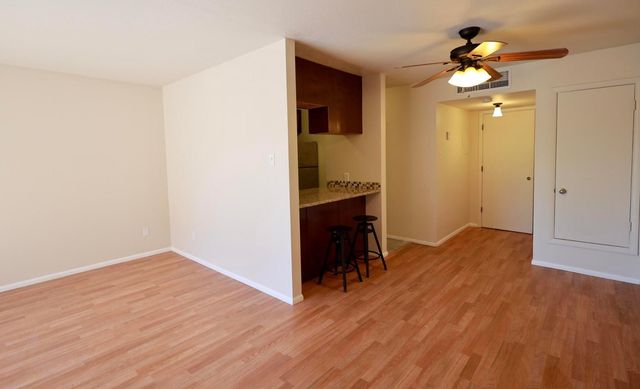 1025 Valencia Drive SE APT 10, Albuquerque, NM 87108