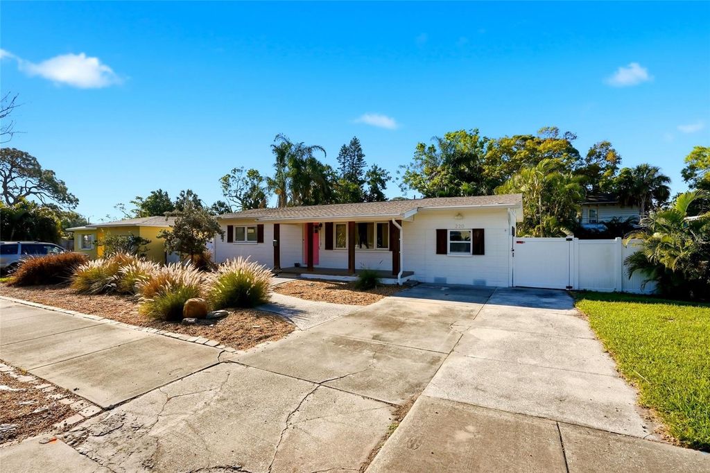 220 45TH AVENUE S, St Petersburg, FL 33705