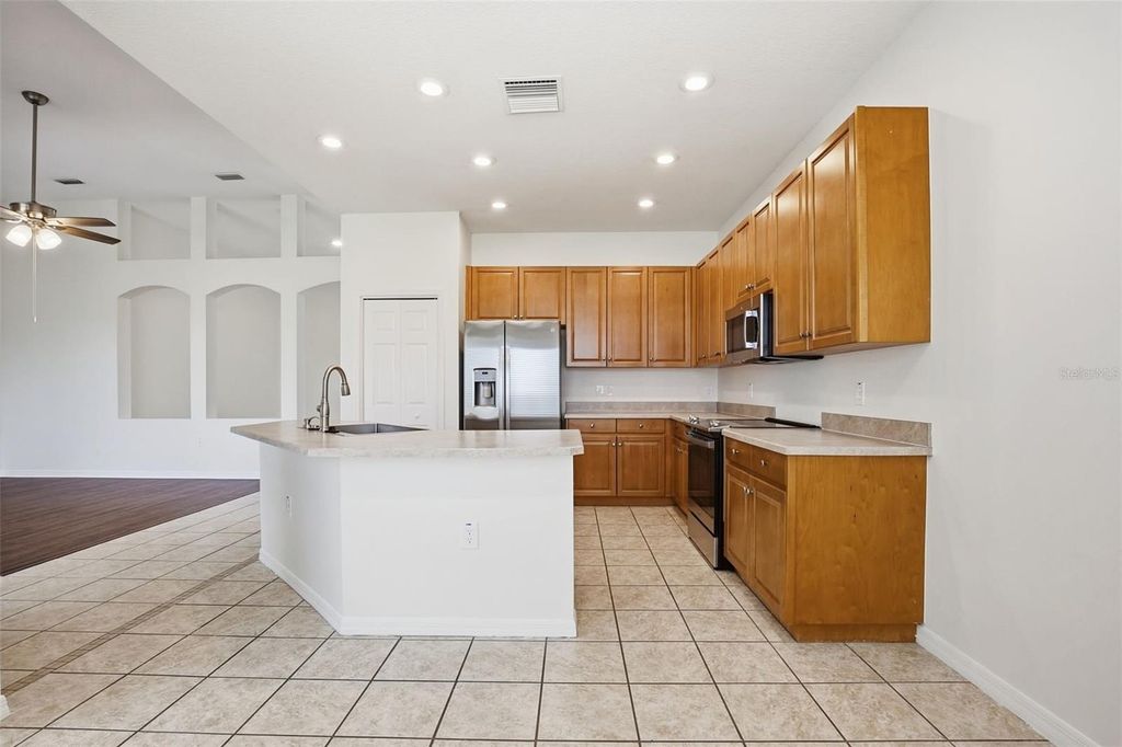 Image 14 of property listing at 5917 WEDGEFIELD DRIVE, Zephyrhills, FL 33541