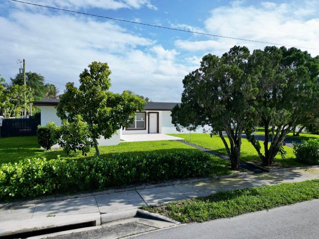 1319 Crest Drive, Lake Worth Beach, FL 33461