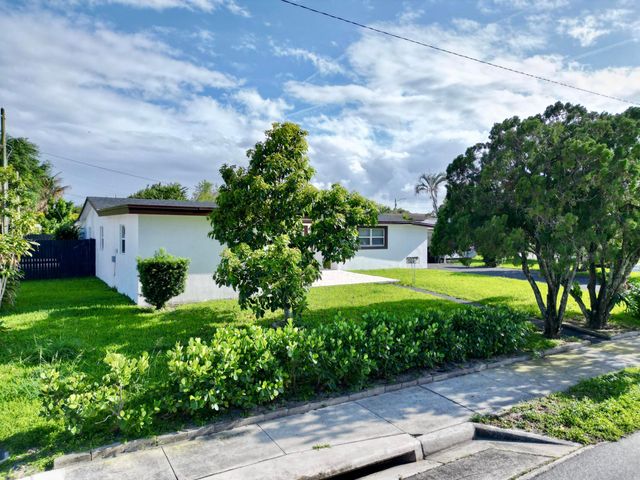 1319 Crest Drive, Lake Worth Beach, FL 33461