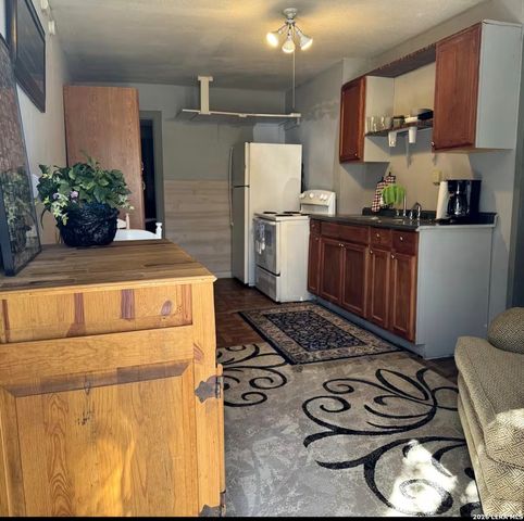 1117 Standish, Floresville, TX 78114