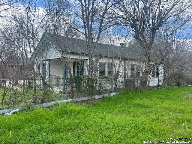 1117 Standish, Floresville, TX 78114