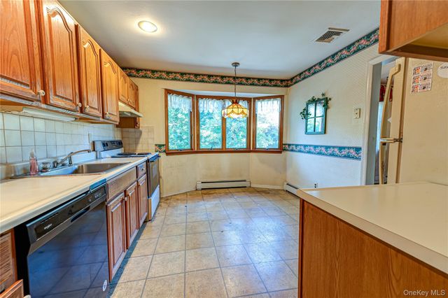 211 Matthews Road, Oakdale, NY 11769