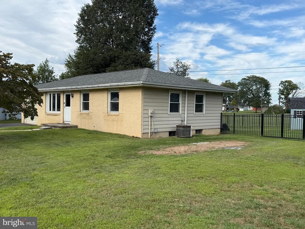 37 S HERBEIN DR, Topton, PA 19562