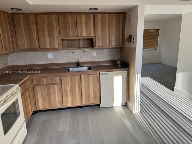 8625 NW 8th St 407, Miami, FL 33126